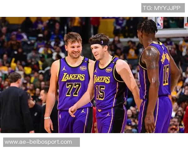 湖人训练场景曝光斯玛特紧逼八村里夫斯全力防守展现球队默契 湖人训练场景曝光斯玛特紧逼八村里夫斯全力防守展现球队默契